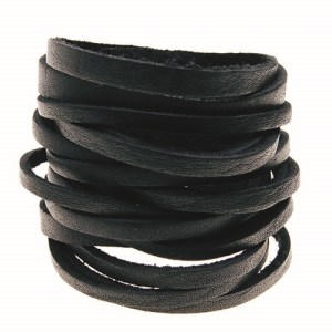Sort bredt armbånd i kernelæder