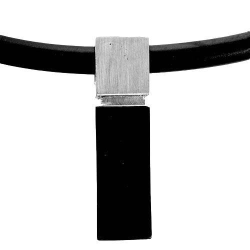 Minimalistisk halskæde med sort vedhæng